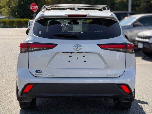 Used 2022 Toyota Highlander XLE AWD/4WD image 4
