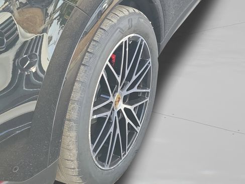 Used 2024 Porsche Cayenne S image 31