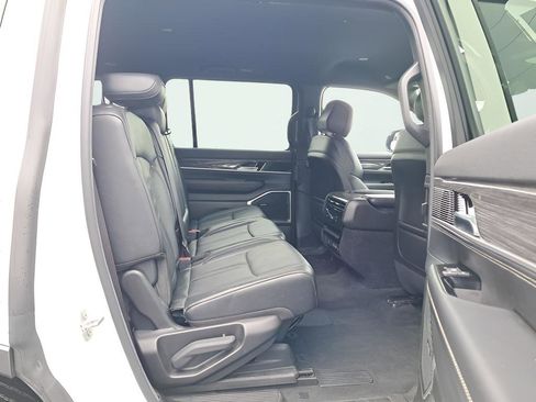 Used 2022 Jeep Wagoneer Series III AWD/4WD image 14