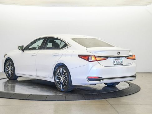 Used 2022 Lexus ES 300h w/ Premium Package FWD image 2