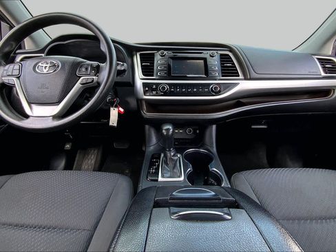 Used 2019 Toyota Highlander LE FWD image 15
