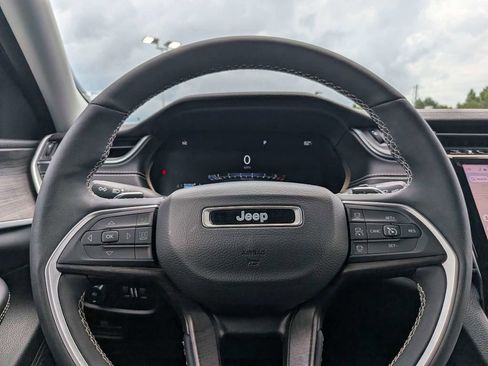 Used 2024 Jeep Grand Cherokee Limited w/ Luxury Tech Group II RWD image 27