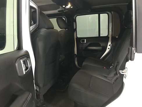 Used 2020 Jeep Gladiator Overland AWD/4WD image 19