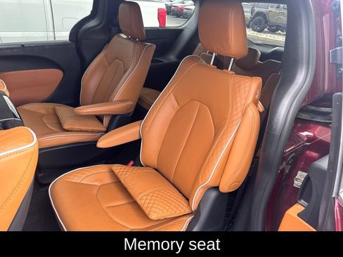 Used 2023 Chrysler Pacifica Pinnacle FWD image 6