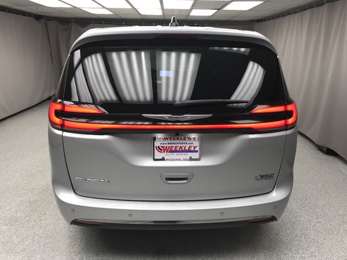 Used 2026 Chrysler Pacifica Select FWD image 3