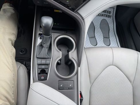 Used 2022 Toyota Camry XLE image 14