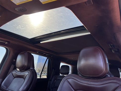 Used 2020 Lincoln Navigator Black Label w/ Cargo Convenience Package image 11