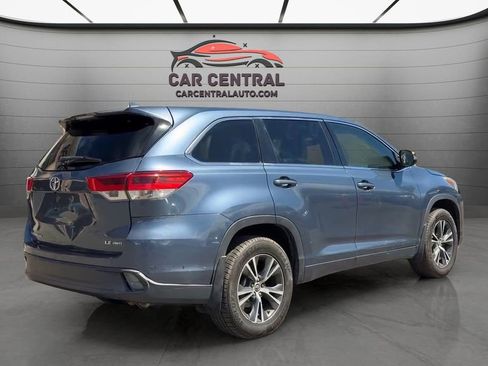 Used 2017 Toyota Highlander Plus AWD/4WD image 5