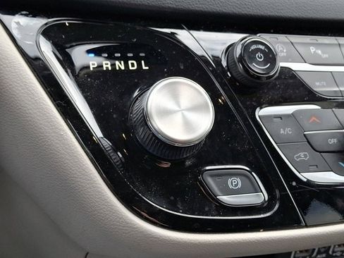 Certified 2023 Chrysler Pacifica Touring-L image 19