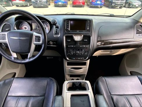 Used 2014 Chrysler Town & Country Touring w/ Trailer Tow Group image 14