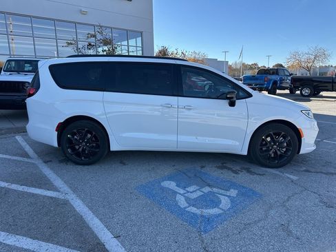 New 2026 Chrysler Pacifica Select image 37