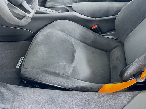 Used 2025 McLaren Artura Spider RWD image 18