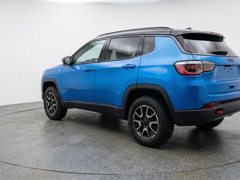 Used 2025 Jeep Compass Trailhawk image 6