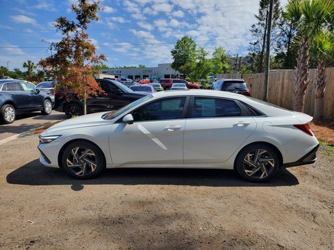 Used 2024 Hyundai Elantra Limited FWD image 2