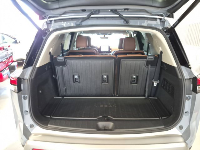 Certified 2025 Nissan Pathfinder Platinum FWD image 22