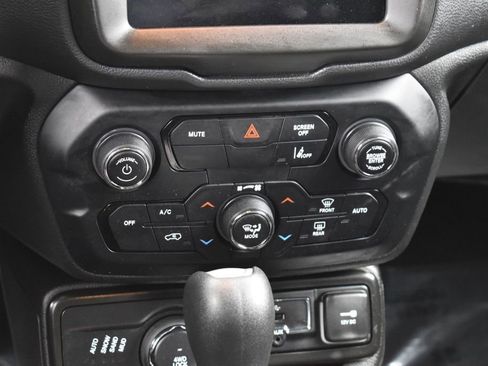 Used 2023 Jeep Renegade Latitude AWD/4WD image 17