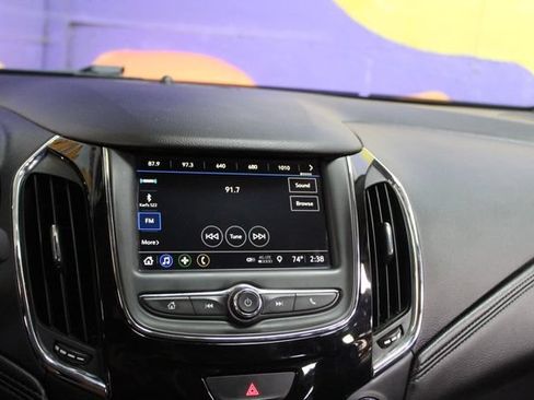 Used 2019 Chevrolet Cruze Premier FWD image 19