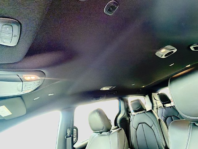 New 2027 Chrysler Pacifica Select FWD image 21