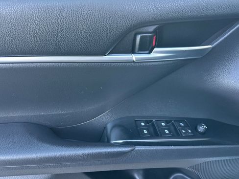 Used 2018 Toyota Camry LE image 11