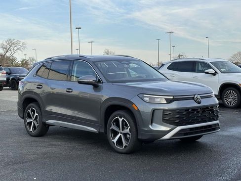 New 2026 Volkswagen Tiguan SE image 8