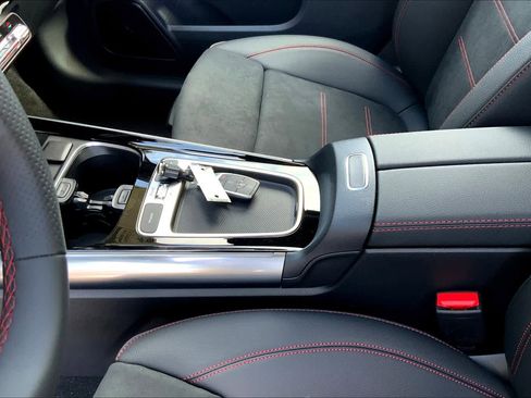 Used 2025 Mercedes-Benz GLA 250 image 10