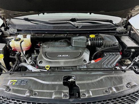 Used 2017 Chrysler Pacifica Touring-L w/ Tire & Wheel Group image 30