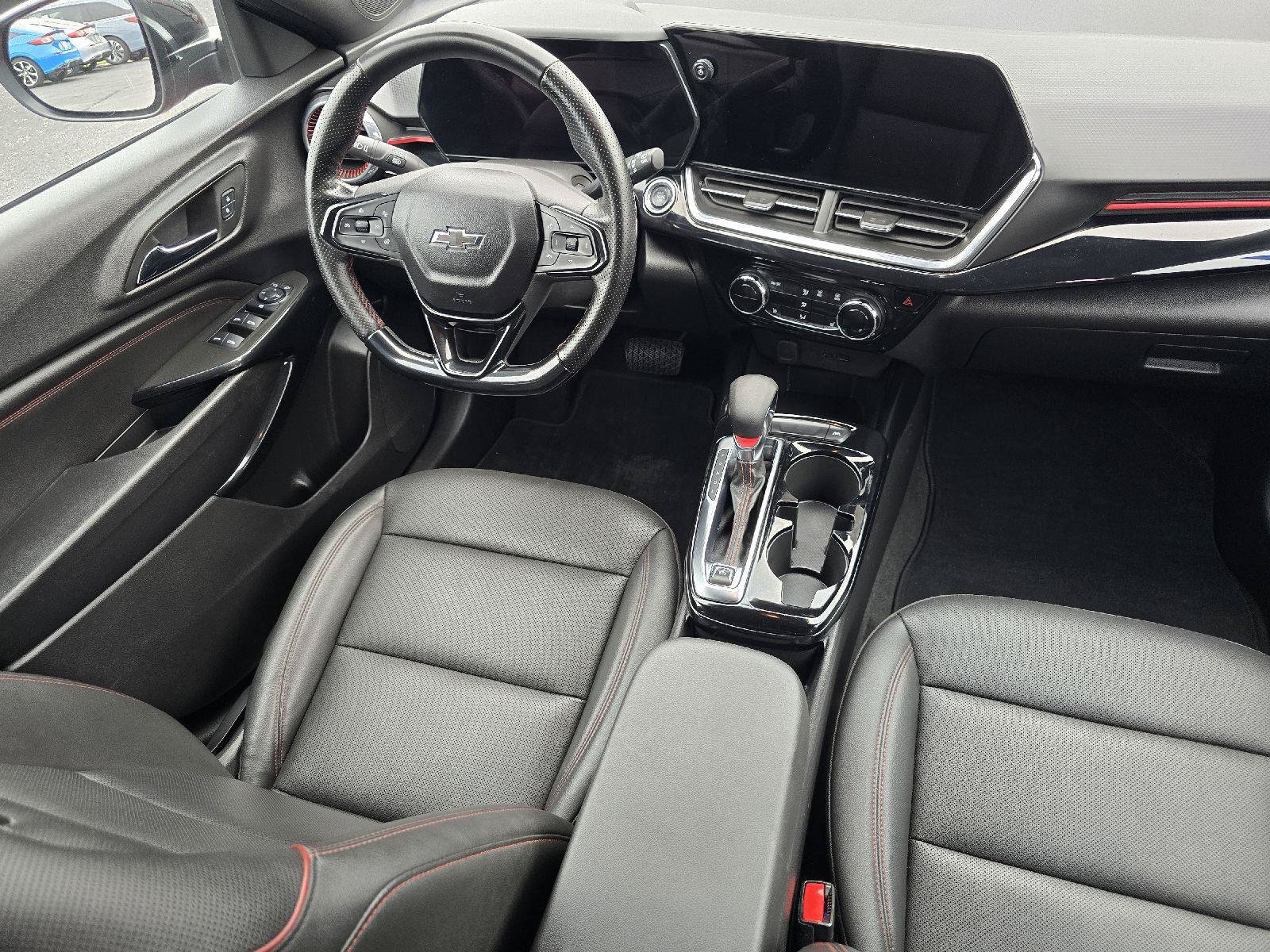 Used 2025 Chevrolet Trax RS FWD image 14
