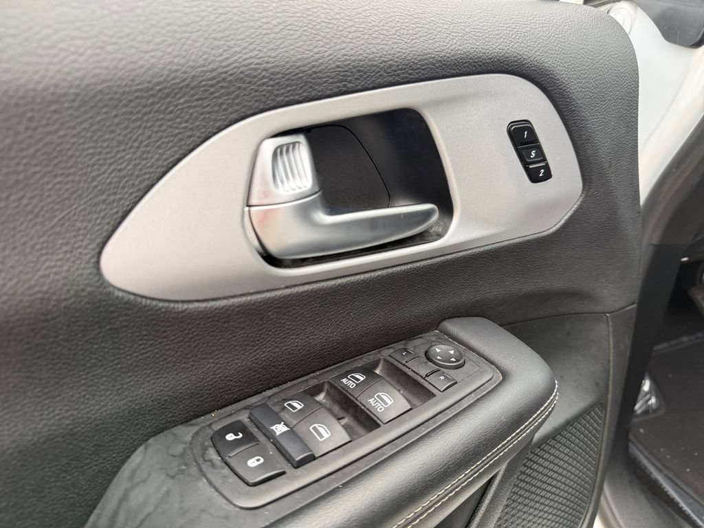 Used 2024 Chrysler Pacifica Limited FWD image 19