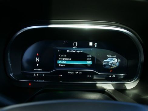 Used 2022 Chevrolet Suburban RST w/ Sport Performance Package image 20