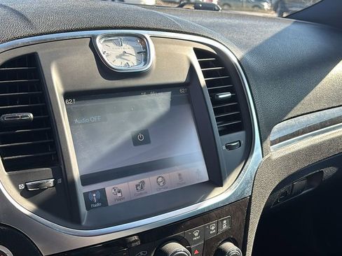 Used 2011 Chrysler 300 Limited image 19