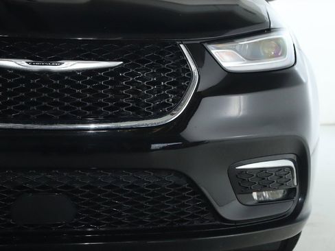 Used 2024 Chrysler Pacifica Touring-L image 8