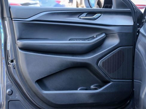 Used 2025 Jeep Grand Cherokee L Laredo image 4