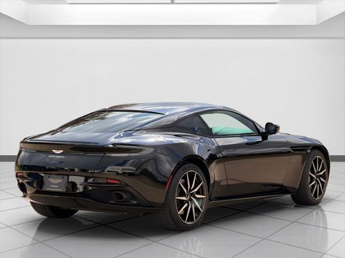 Used 2021 Aston Martin DB11 Coupe image 10