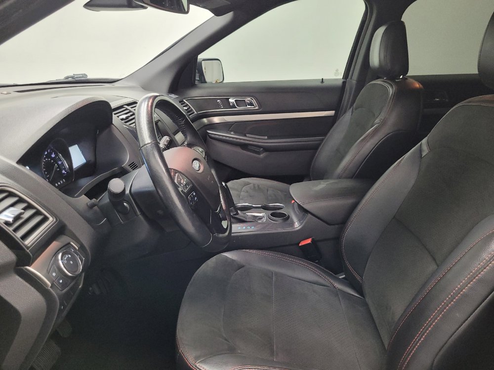 Used 2018 Ford Explorer XLT w/ Equipment Group 202A FWD image 17
