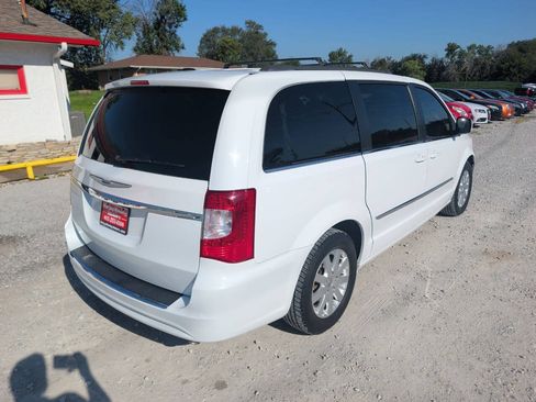 Used 2015 Chrysler Town & Country Touring FWD image 3