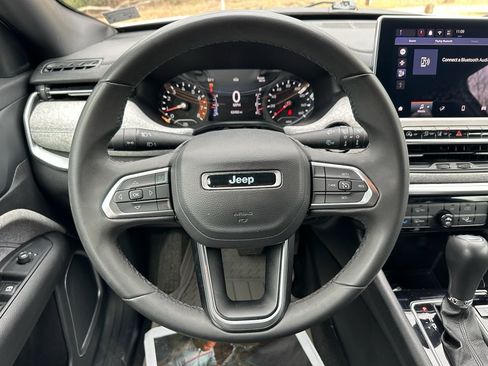 Used 2024 Jeep Compass Latitude image 14