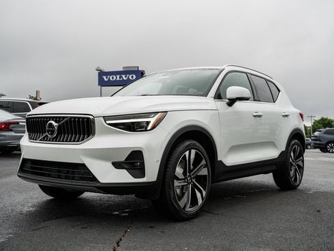 Certified 2025 Volvo XC40 B5 Ultra w/ Climate Package image 3