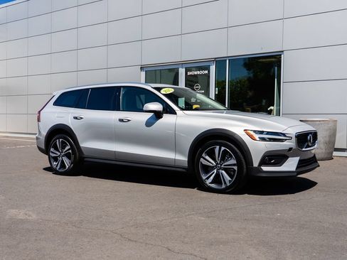 Used 2025 Volvo V60 B5 Cross Country Plus AWD/4WD image 31