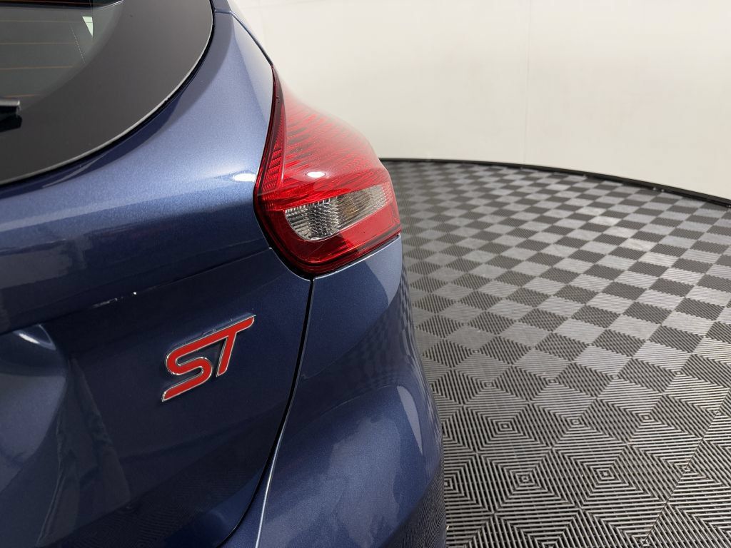 Used 2018 Ford Focus ST FWD image 11