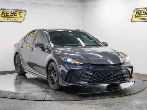 Used 2025 Toyota Camry SE FWD image 5