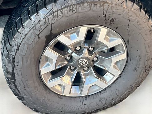 Used 2022 Toyota Tacoma TRD Off-Road image 30