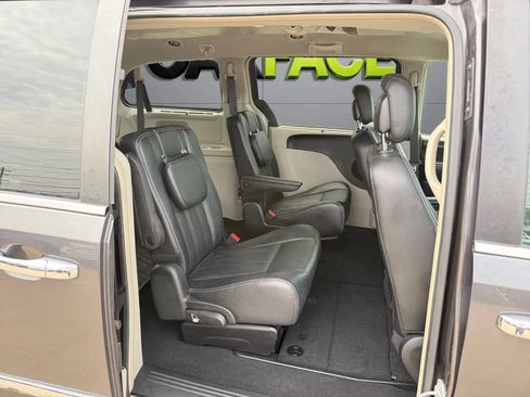 Used 2016 Chrysler Town & Country Touring-L w/ Driver Convenience Group FWD image 22