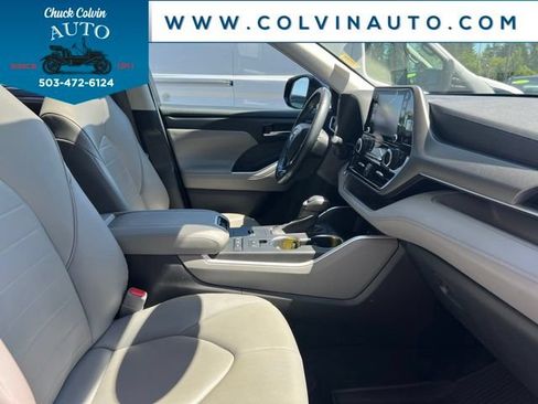 Used 2021 Toyota Highlander XLE AWD/4WD image 22
