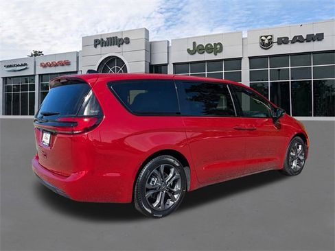 New 2026 Chrysler Pacifica Select image 4