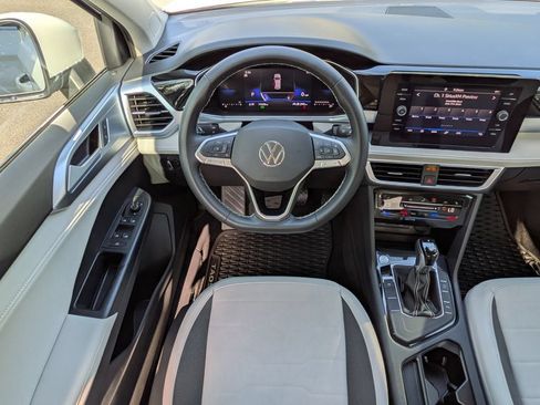 Used 2025 Volkswagen Taos SE FWD image 18