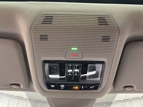 Used 2025 Volkswagen Atlas Peak Edition SE AWD/4WD image 30