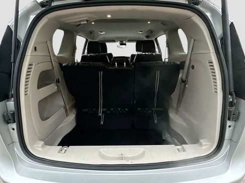 Used 2023 Chrysler Pacifica Touring-L image 26