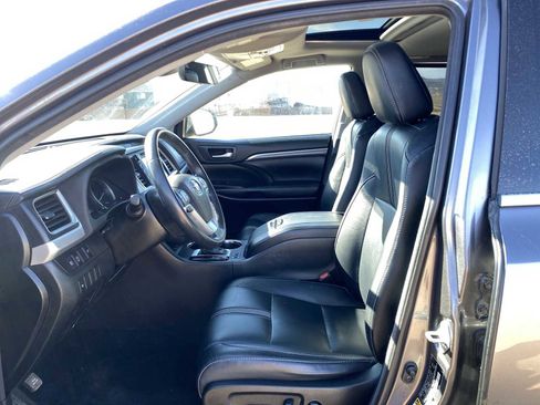 Used 2018 Toyota Highlander SE image 17