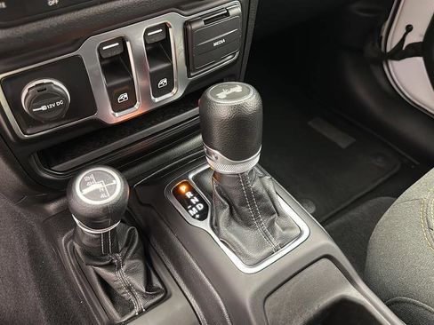 Used 2025 Jeep Wrangler Sport AWD/4WD image 18