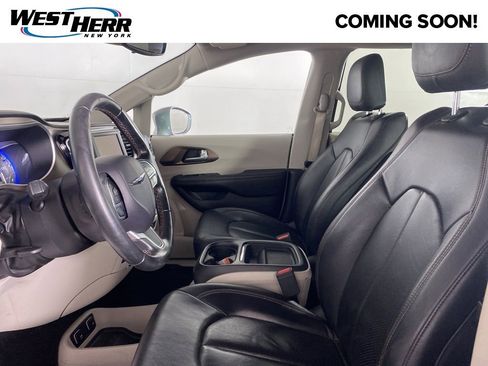 Used 2018 Chrysler Pacifica Touring-L image 14